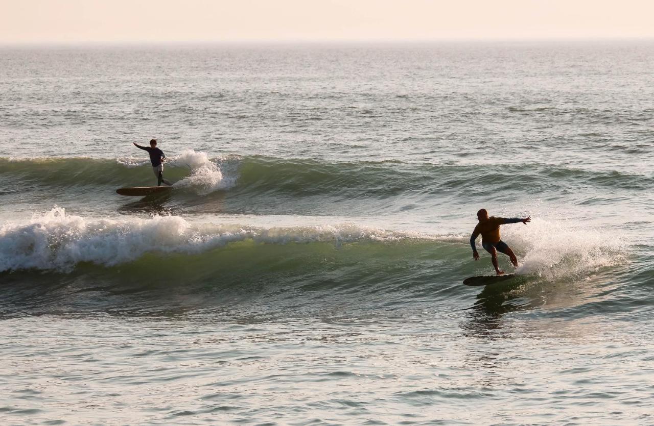 Отель Surfivor Surf Camp Эшмориш Экстерьер фото