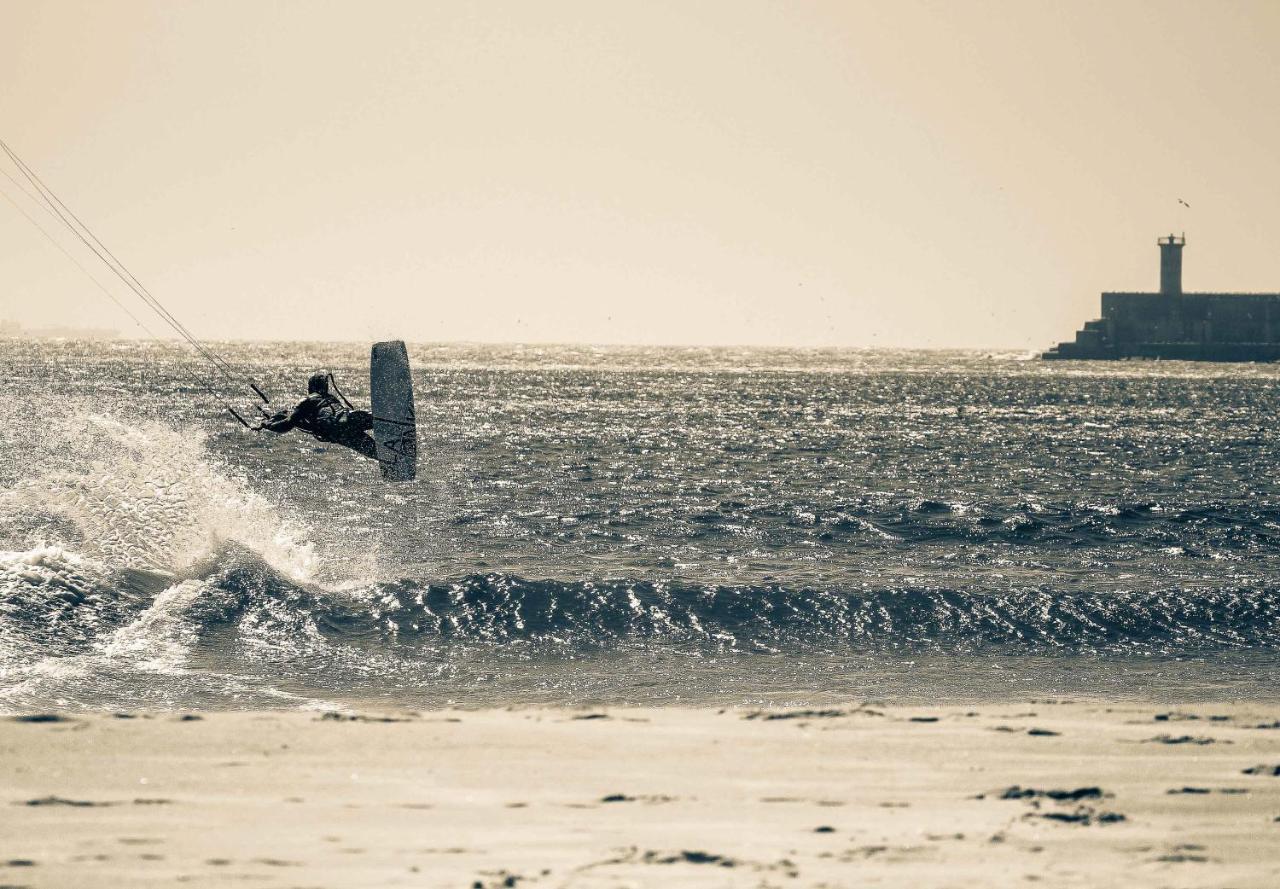 Отель Surfivor Surf Camp Эшмориш Экстерьер фото